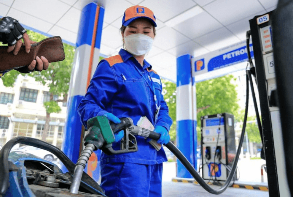 Giá xăng và dầu biến động trái chiều từ 15 giờ ngày 29-2